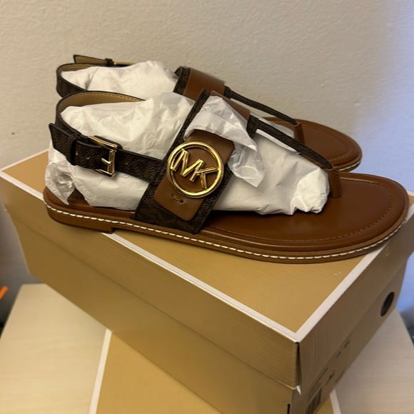 New Michael Kors Carmen thong Flat sandals size 8. - Picture 1 of 4